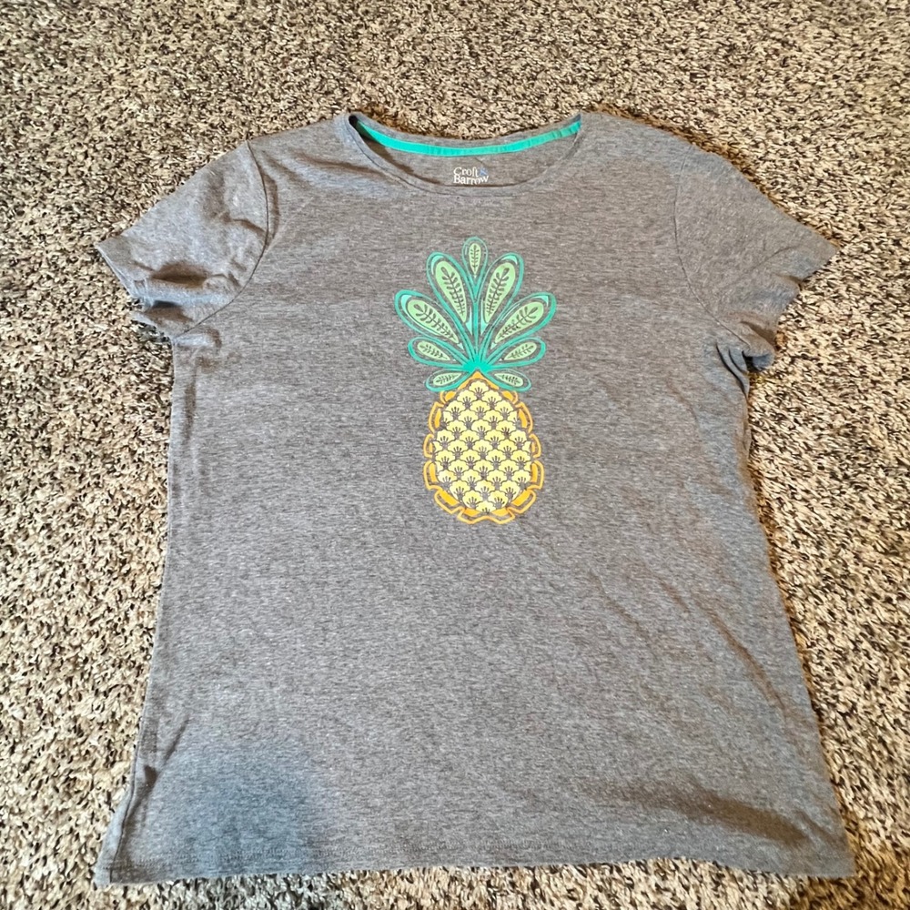 Croft & Barrow Gray Pineapple Graphic The Classic Tee Womens Medium Short Sleeve